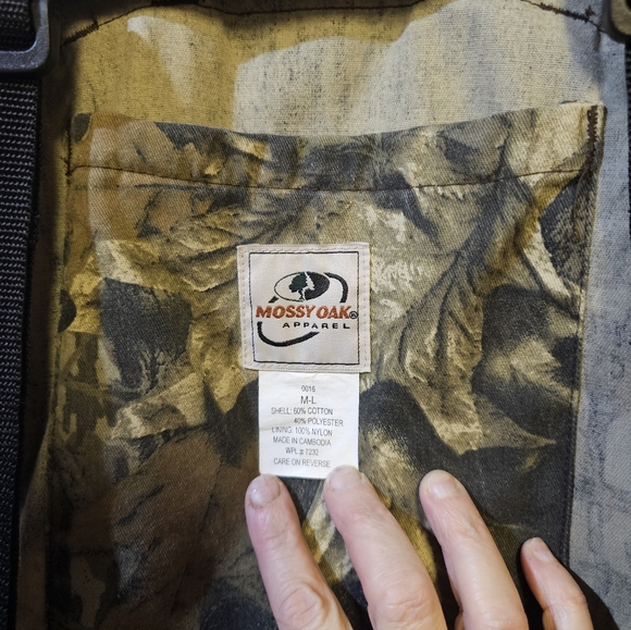 Mossey Oak Camouflage Hunting Vest with Black Straps - Picture 4 of 6